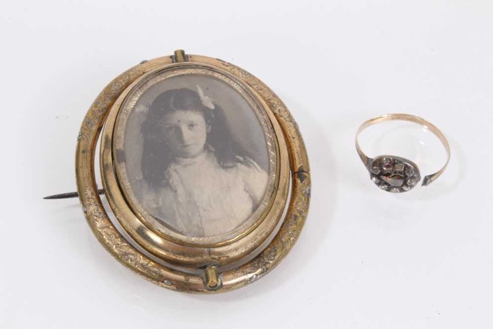 Lot 893 - Georgian rose cut diamond cluster ring and a Victorian gilt metal glazed locket brooch (2)