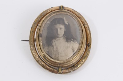 Lot 893 - Georgian rose cut diamond cluster ring and a Victorian gilt metal glazed locket brooch (2)