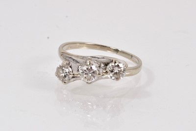 Lot 509 - Diamond three stone ring