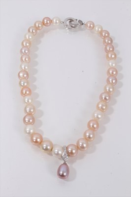 Lot 550 - Cultured pearl necklace with a string of 10-11mm cultured pearls suspending a pink cultured pearl drop, 43cm.