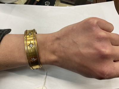 Lot 469 - Victorian gold and diamond bangle