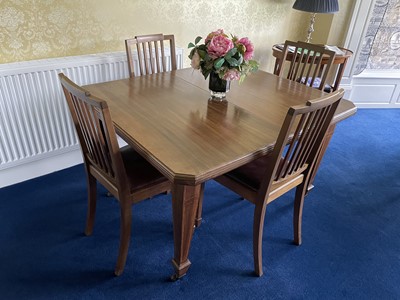 Lot 1286 - Early 20th century mahogany extending dining table and en-suite set of five dining chairs