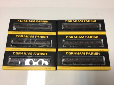 Lot 78 - Graham Farish N gauge Limited Edition for the Bachmann Collectors Club (only 504) BR MK1 Royal Train Royal Claret Sleeping Car, 374-925K, all boxed (6)