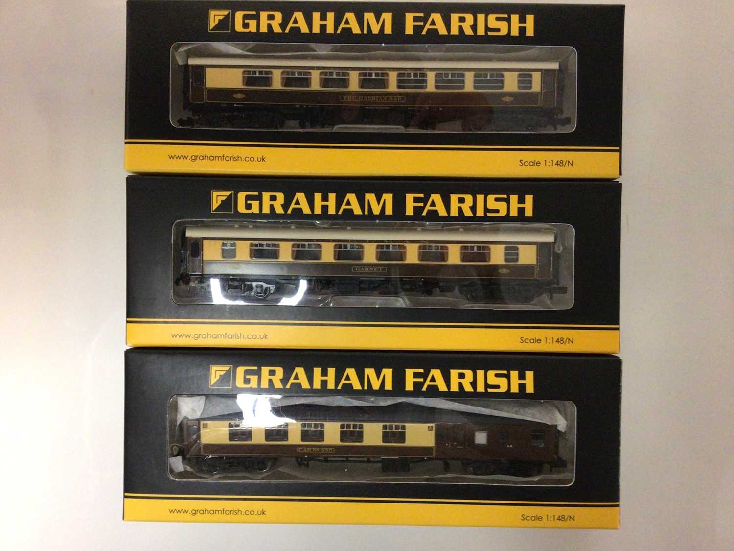 Lot 79 - Graham Farish N gauge Pullman Carriages including Diner No.0646 (6), Brake End Composite Coach No.0656 (2), First Parlour "Garnet" 374-200C (2), Second Parlour "Car No.350" 374-210C (2)...