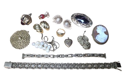 Lot 23 - Group of gold and yellow metal jewellery