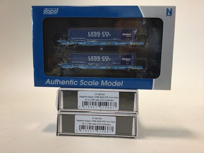 Lot 140 - Dapol N gauge ND-067 Class 66 Stobart Rail 66411 Eddie the Engine plus Twin Pack Megafret Wagons Less CO2 containers, No.2F-053-001 (x3), Stobart Rail containers No.2F-053-002 (x6) and Less CO2, No...
