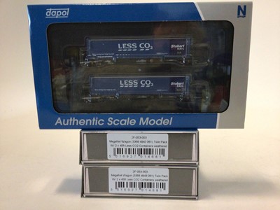 Lot 140 - Dapol N gauge ND-067 Class 66 Stobart Rail 66411 Eddie the Engine plus Twin Pack Megafret Wagons Less CO2 containers, No.2F-053-001 (x3), Stobart Rail containers No.2F-053-002 (x6) and Less CO2, No...