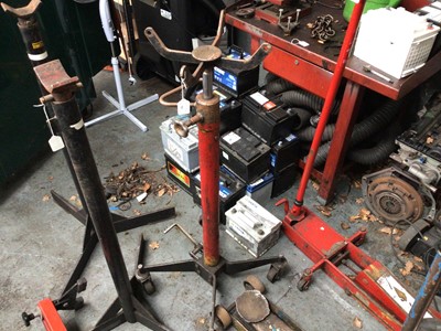 Lot 12 - Pump action hydraulic transmission support, with revolving top, on castors, 600Kg