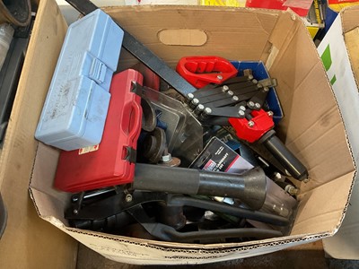 Lot 155 - Bearing pullers , ball joint splitter and sundry garage tools