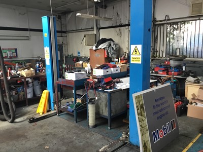 Lot 158 - Two post garage lift 2.8 ton ( to be removed at the purchasers expense and within two weeks of the sale )