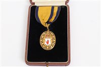 Lot 568 - Fine George V gold (22ct) and enamel baronet's...