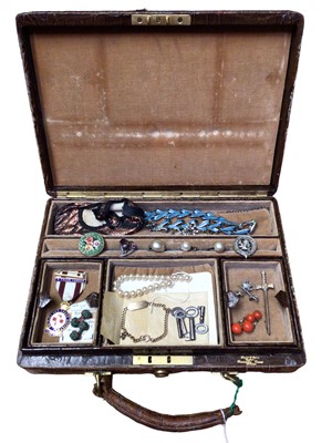 Lot 136 - 1920s crocodile skin covered jewel case containing costume jewellery and bijouterie