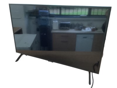 Lot 4 - 32" Qled Samsung TV with remote control, Instructions and box