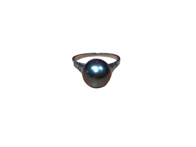 Lot 55 - Tahitian black cultured pearl ring with diamond shoulders in platinum setting
