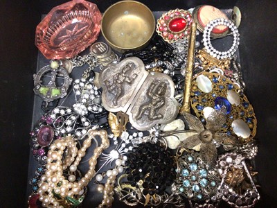 Lot 80 - Vintage costume jewellery including paste set brooches, Eastern white metal buckle, Victorian gilt metal propelling pencil and other bijouterie