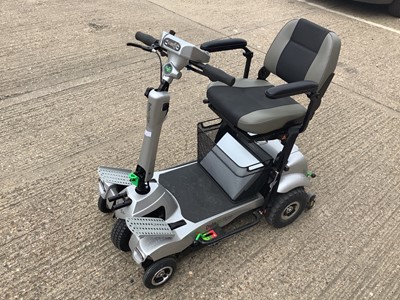 Lot 7 - Quingo Flyte mobility scooter together with key and charger