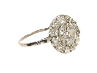 Lot 601 - Antique diamond cluster ring with a central old cut diamond