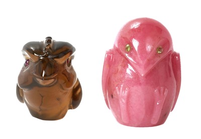 Lot 184 - Two Imperial Russian Carl Fabergé carved hard stone bird ornaments comprising a pink Rhodonite owl with diamond set eyes 2cm high and brown hard stone chick with ruby eyes 1.6 cm, (2)