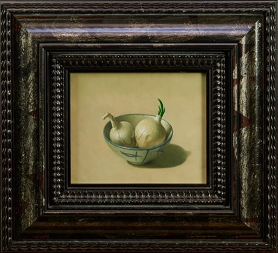 Lot 909 - *Walter Dolphyn (born 1963) oil on panel "Shallots in a blue and white bowl"