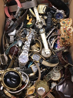Lot 1041 - Group of various wristwatches and bijouterie