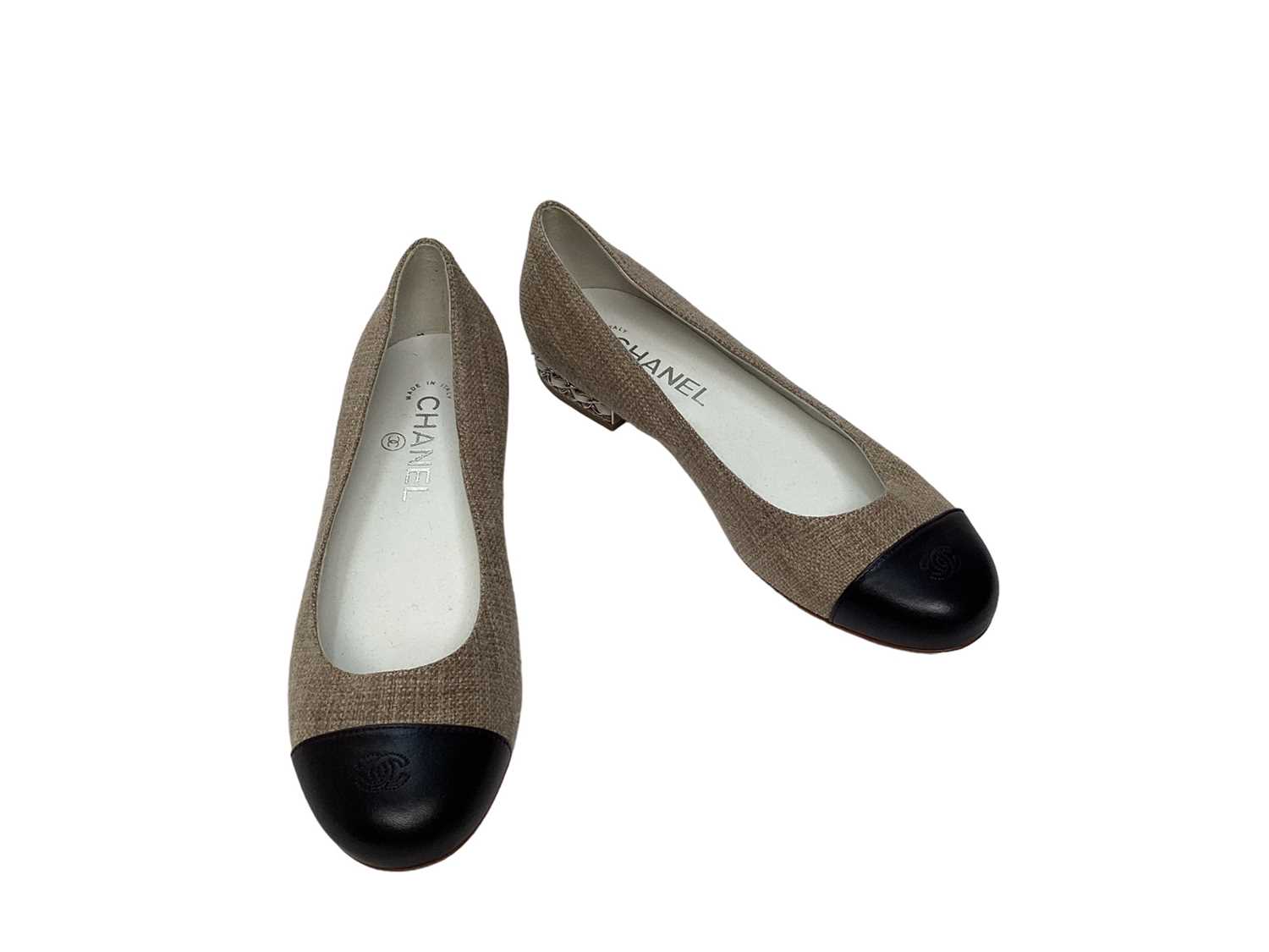 Lot 2078 - Chanel tweed shoes, chain detail on heel and CC logo on toe cap with Chanel dust bag. Size 36 1/2. As new.