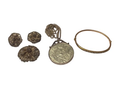 Lot 48 - Victorian yellow metal seed pearl hinged bangle, 1977 commemorative crown coin 
pendant in mount on chain and a silver filigree brooch and matching earrings