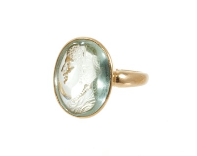 Lot 387 - Antique intaglio ring with an intaglio carved stone in 18ct gold mount