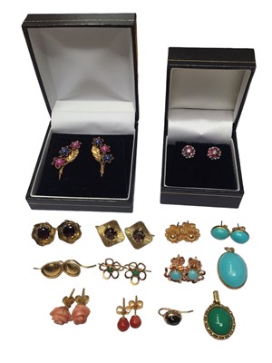 Lot 37 - Group of gold gem set earring to include a pair of 18ct gold synthetic star sapphire and star ruby floral spray earrings, pair of 18ct white gold ruby and diamond cluster earrings