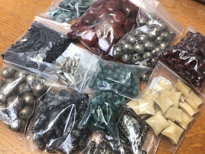 Lot 19 - Selection of various loose beads including hard stone, glass, turquoise, white metal etc