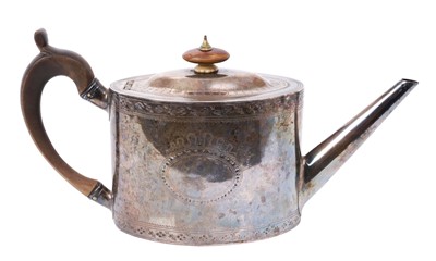 Lot 600 - George III silver teapot