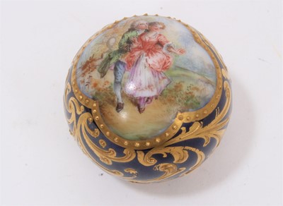 Lot 113 - A ‘Sèvres’ style cane handle
