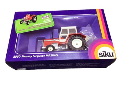 Lot 195 - Siku 1:32 scale die cast Farm Models including Massey Ferguson MF 284 S Tractor (x2) No.2570, Deutz-Fahr DX 86 Tractor No.2850, Tandem Anhanger 2-Axled Trailer Remarque No.2251 & Zweiachs Anhanger...