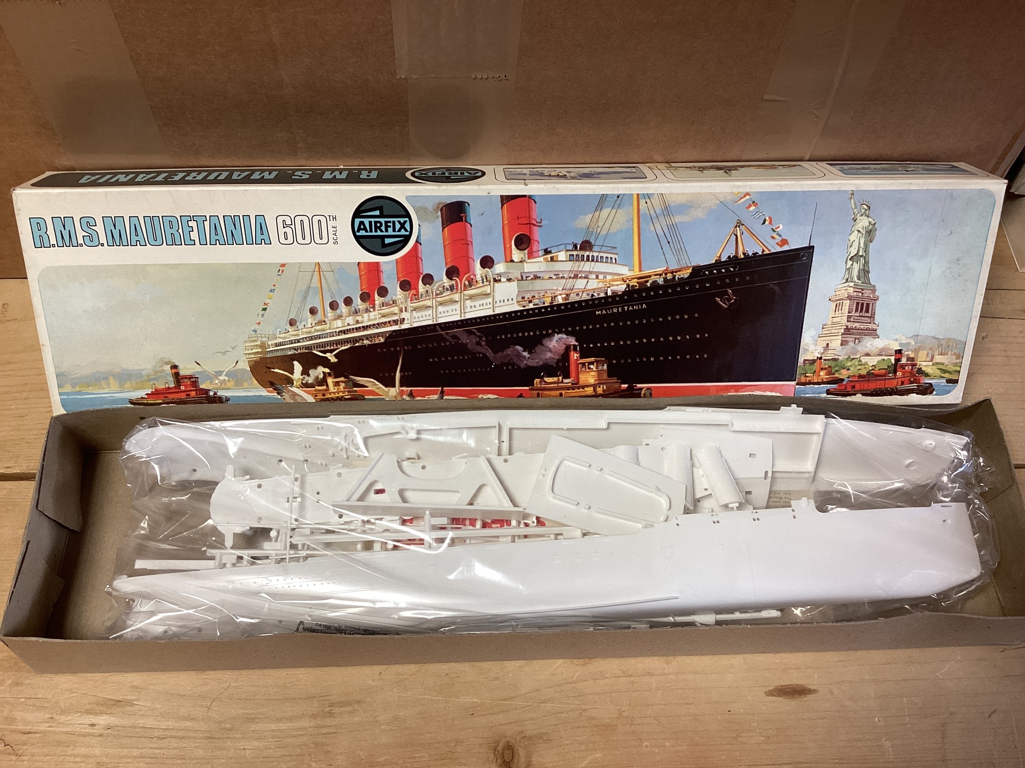 Lot 229 - Airfix 1:600 scale model ships including