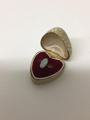 Lot 84 - 18ct gold and single stone opal ring
