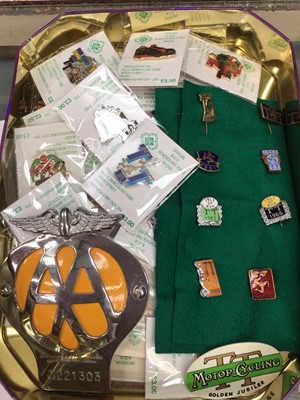 Lot 406 - Collection of TT racing enamel badges together with a vintage AA members badge 










Box of TT racing enamel badges together with a vintage AA members badge