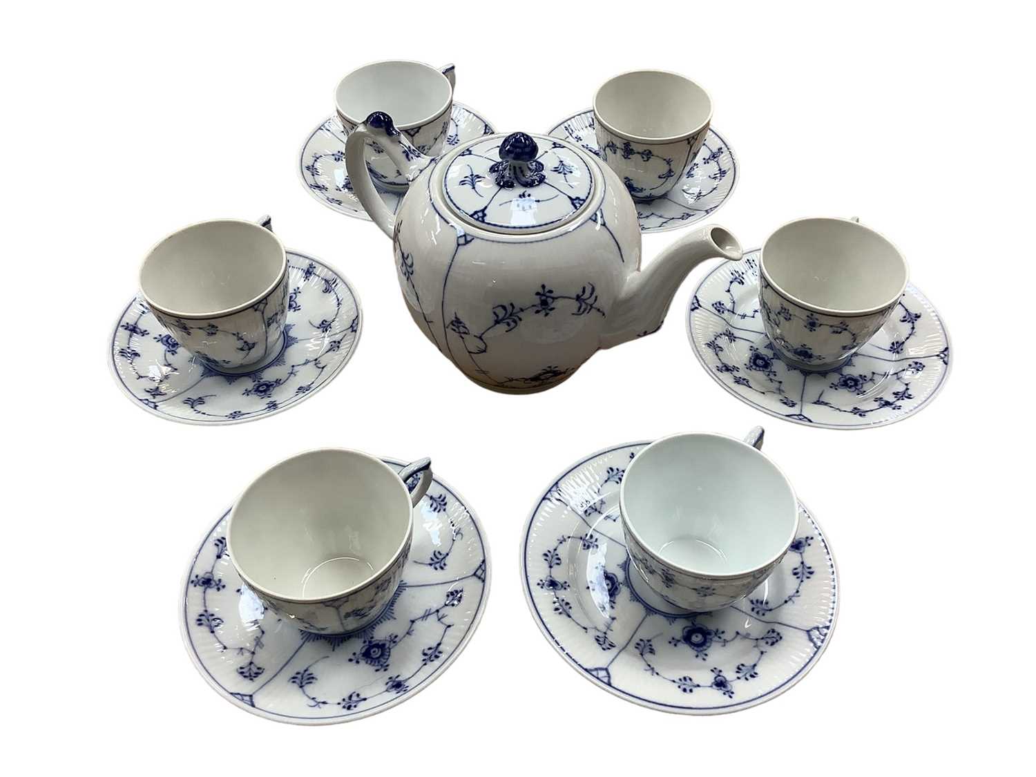 Lot 350 - Royal Copenhagen onion pattern teawares