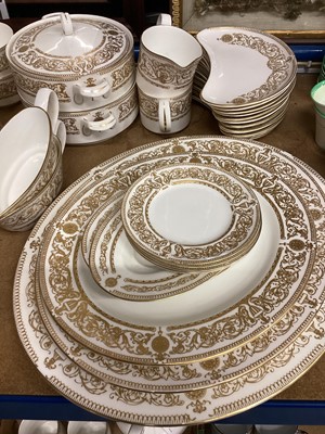 Lot 1173 - Extensive Royal Worcester Hyde park pattern dinner service