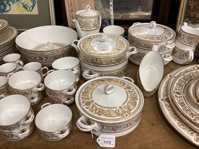 Lot 1173 - Extensive Royal Worcester Hyde park pattern dinner service