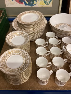 Lot 1173 - Extensive Royal Worcester Hyde park pattern dinner service