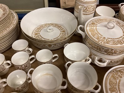 Lot 1173 - Extensive Royal Worcester Hyde park pattern dinner service
