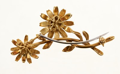 Lot 838 - Gucci yellow gold and enamel daisy brooch, the flower heads in white and blue with frosted leaves. 7g