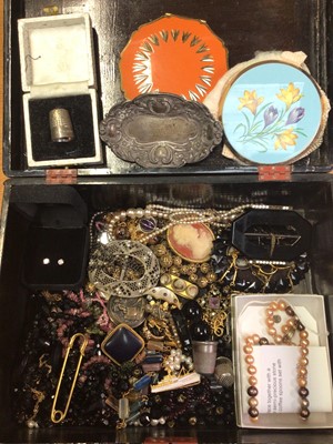 Lot 149 - Japanese lacquer box containing vintage costume jewellery, two Stratton compacts, buckles, silver thimble in case, silver pin dish and other bijouterie