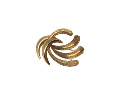 Lot 74 - 14ct gold abstract design brooch