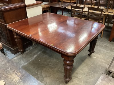 Lot 1256 - Edwardian extending dining table