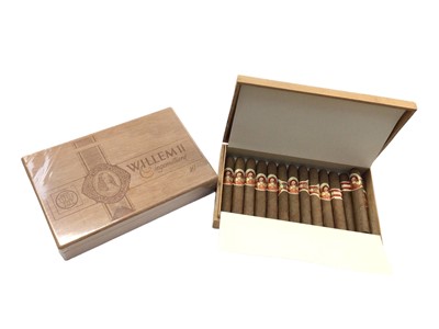 Lot 382 - Two boxes of cigars to include 25 Willem II cigars in sealed box and 14 Schimmelpenninck cigars in an open box