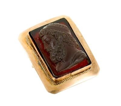 Lot 614 - 19th century carved red stone/glass cameo brooch in 9ct gold mount