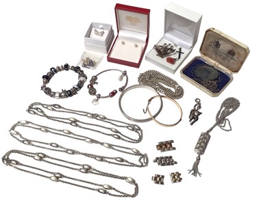 Lot 91 - Group of silver and other jewellery to include a Lucayan Beach Pirate Treasure 1628 silver coin in pendant mount