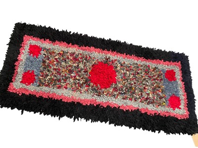 Lot 1582 - Rag rug with abstract design, 160 x 70cm