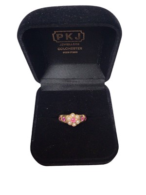 Lot 36 - Antique style 18ct gold pink stone and seed pearl flower head ring