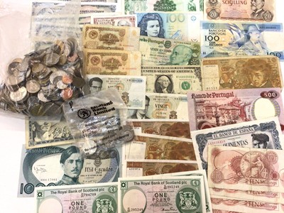 Lot 401 - World - Mixed coins and banknotes to include a small quantity of silver, Scotland The Royal Bank of Scotland greem £1 notes x 3 circa 1980's UNC & other issues (Qty)